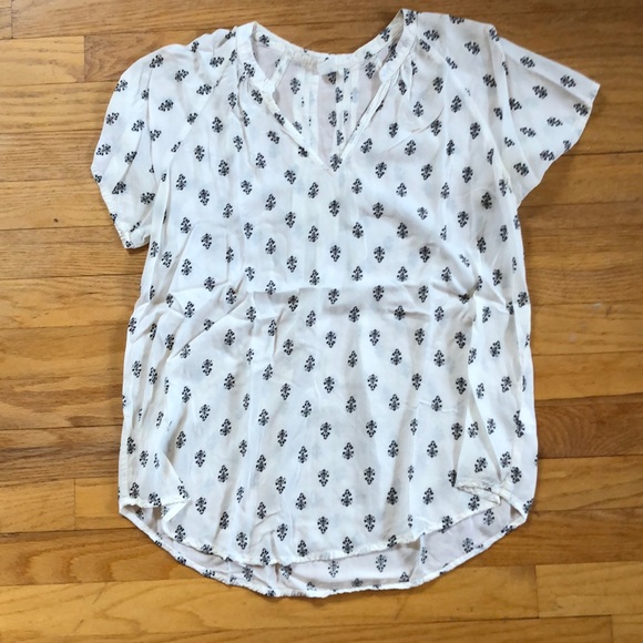 Old Navy Tops - Old navy white with black print t-shirt